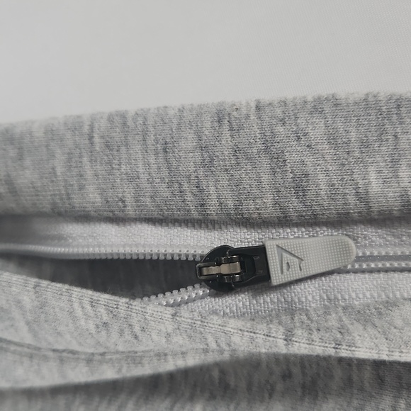 Men's Gymshark Grey Shorts Embroidered Logo with Zip Pockets Size Medium NWT - Picture 5 of 6